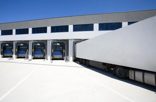 Baía de carga para caminhões de carga e descarga — Fotografia de Stock
