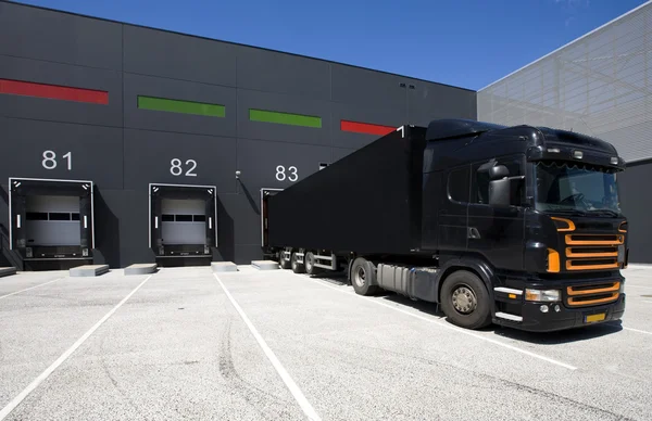 Bahía de carga para la carga y descarga de camiones — Foto de Stock