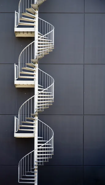 Escadas de emergência de um edifício industrial — Fotografia de Stock