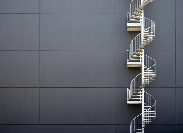 Escadas de emergência de um edifício industrial — Fotografia de Stock