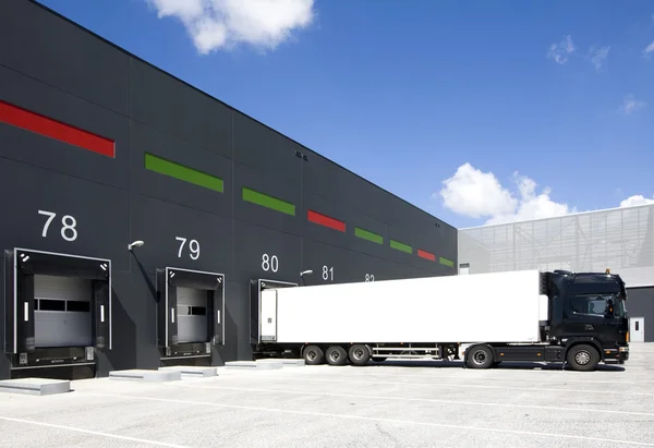 Loading bay for loading and unloading trucks — Stock Photo, Image