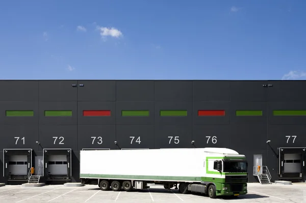 Lastbrygga för lastning och lossning av lastbilar — Stockfoto