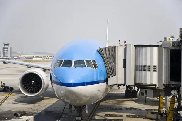 Заправка голландского самолета в аэропорту Куала-Лумпур — стоковое фото