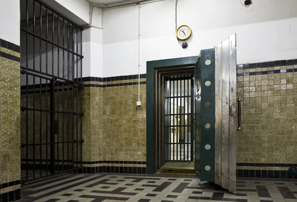 Antique vault of bank Mandiri in Jakarta, Indonesia — Stock Photo, Image