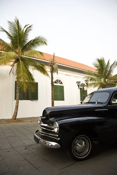 Исторический автомобиль перед голландским колониальным зданием в Кота — стоковое фото