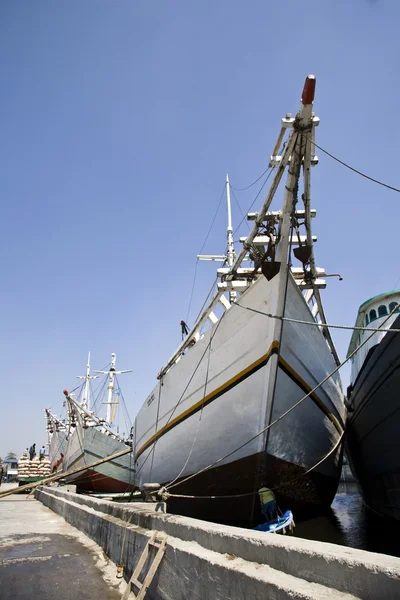 Goélettes Makassar (pinisi) à Sunda Kelapa — Photo