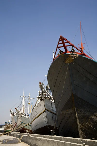 Goletas Makassar (pinisi) en Sunda Kelapa —  Fotos de Stock