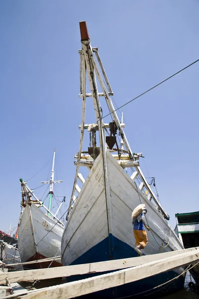 Škunery Makassar (pinisi) v Sunda Kelapa — Stock fotografie