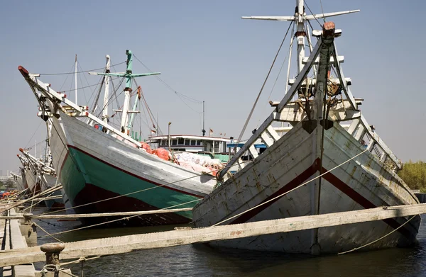 Škunery Makassar (pinisi) v Sunda Kelapa — Stock fotografie