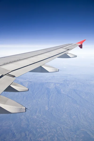 Utsikt från fönstret på ett flygplan — Stockfoto