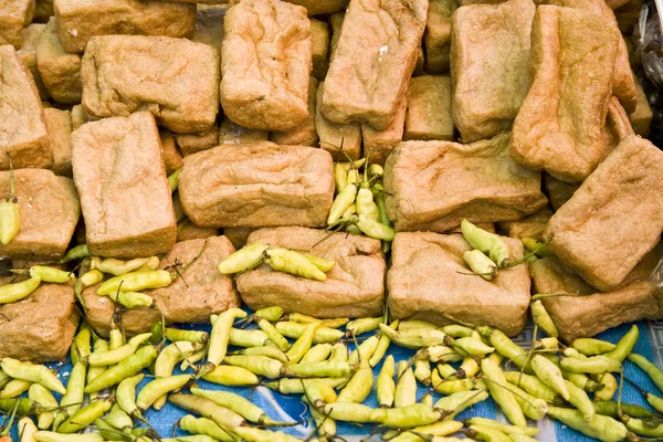 Tahu frito em uma barraca de comida indonésia — Fotografia de Stock