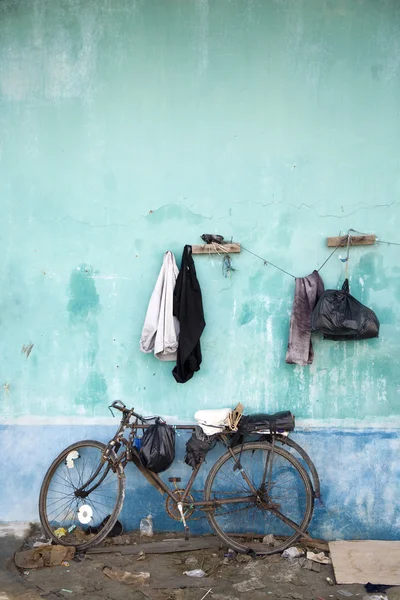 Kleider hängen in einem Slum in Jakarta, Indonesien — Stockfoto