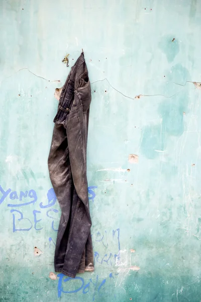 Appendere i vestiti in una zona di slum a Jakarta, Indonesia — Foto Stock