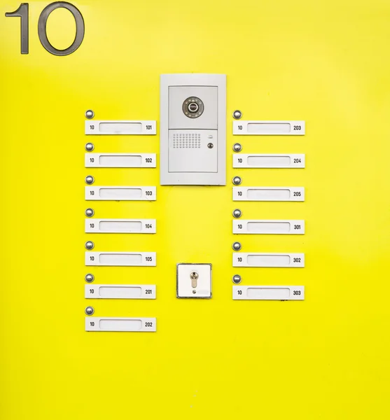 Doorbells and nameplates of an apartment building — Stock Photo, Image