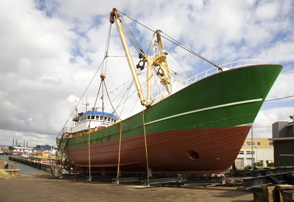 Reparação de navios num estaleiro em IJmuiden, Países Baixos — Fotografia de Stock
