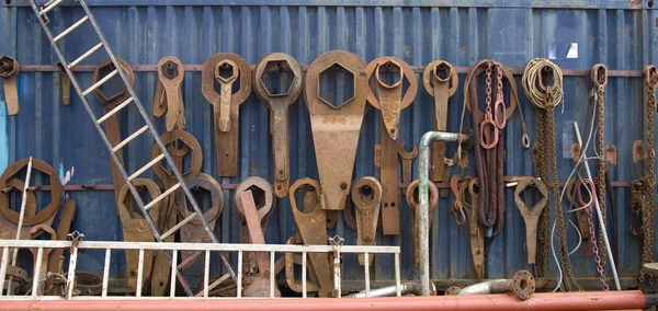 Grandes ferramentas de trabalho em um estaleiro — Fotografia de Stock