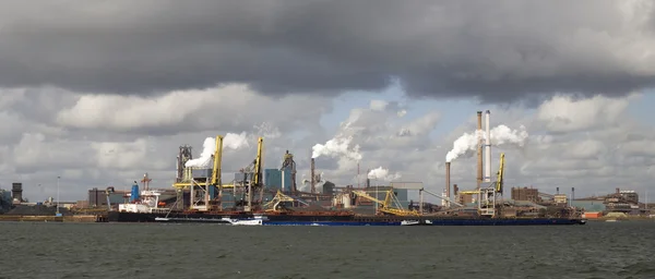 Stahlwerk in Ijmuiden, Niederlande — Stockfoto