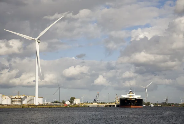 Pétrolier à gaz et éolienne dans le port d'Amsterdam — Photo