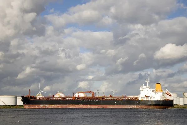 Gas tank in de haven van amsterdam, Nederland — Stockfoto