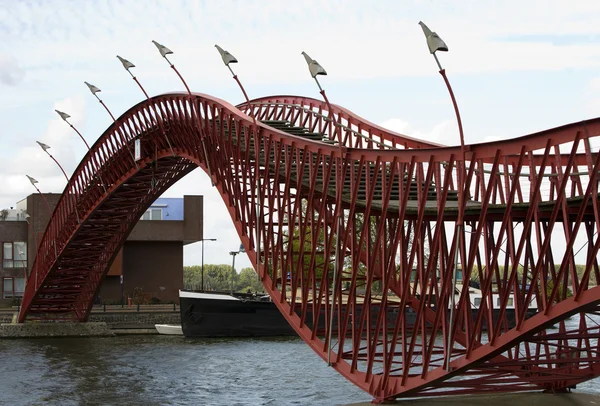Pedestrian bridge over the Spoorwegbassin, Eastern docklands, Amsterdam — Stock Photo, Image