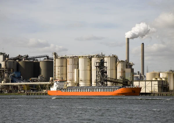 Vrachtschip en silo's voor de opslag van stortgoederen — Stockfoto