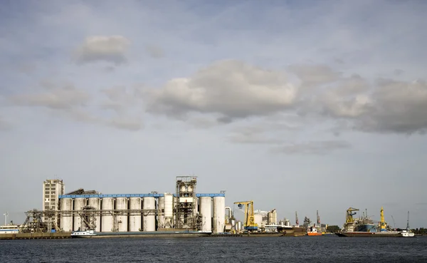 Zbiorniki w port w Amsterdamie — Zdjęcie stockowe
