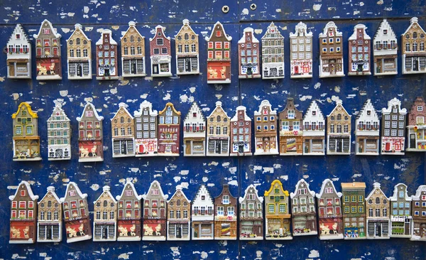 Recuerdos. fachadas de casas de canal en Amsterdam, Países Bajos —  Fotos de Stock