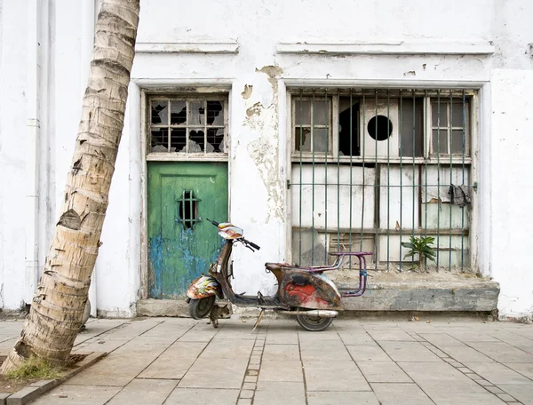 Old scooter in Kota,Jakarta,Indonesia — Stock Photo, Image