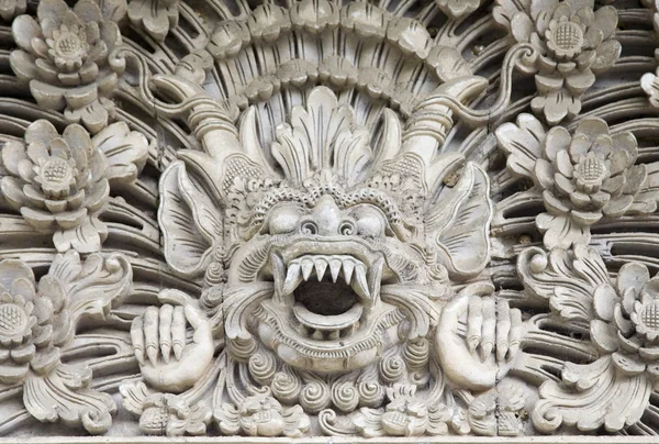 Traditionele stenen snijwerk in een tempel in bali — Stockfoto