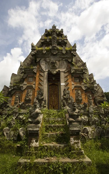 Een ingang van een tempel in bali — Stockfoto