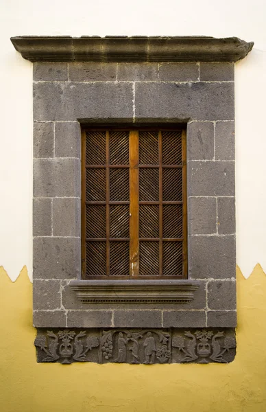 Ventana con persianas cerradas en la arquitectura canaria, Gran Canaria —  Fotos de Stock