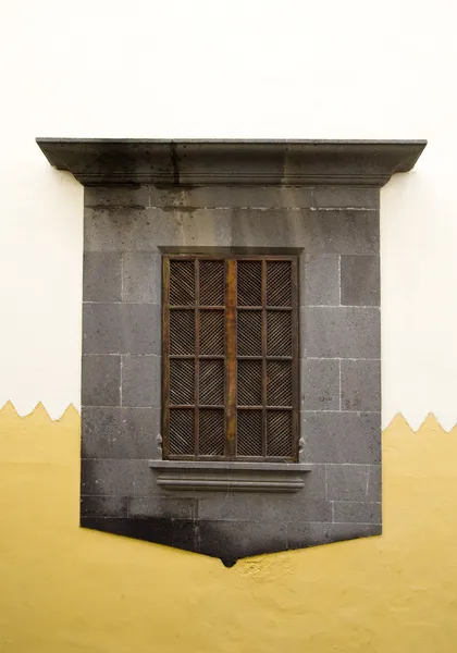 Ventana con persianas cerradas en la arquitectura canaria, Gran Canaria — Foto de Stock