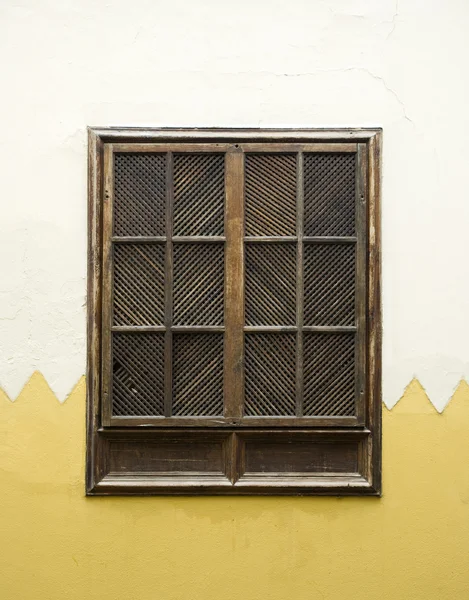 Ventana con persianas cerradas en la arquitectura canaria, Gran Canaria —  Fotos de Stock
