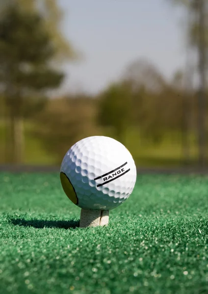 Close up van een golfbal op de golfbaan — Stockfoto