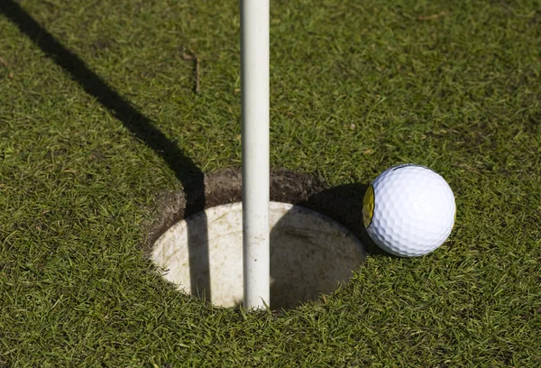 Si près. balle de golf près du trou — Photo