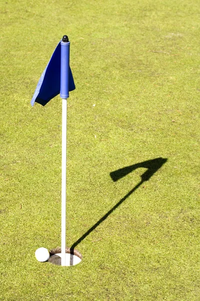 Si près. balle de golf près du trou — Photo