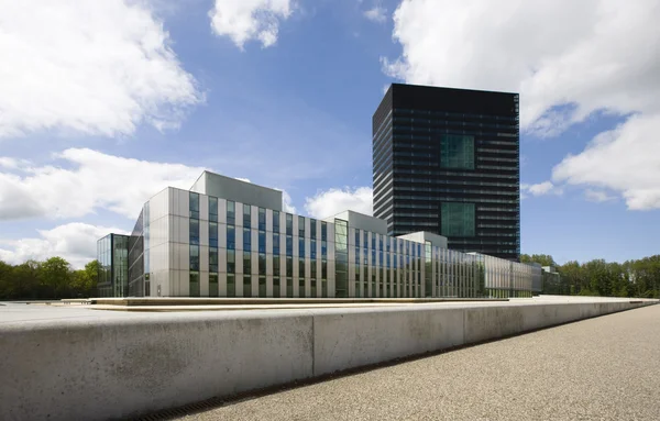 Modern kontorsbyggnad i westraven, utrecht, Nederländerna — Stockfoto