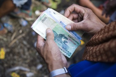 sulawsi, Endonezya horoz kavga sırasında para sayma