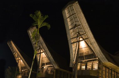 Gece geleneksel Toraja ev (tongkonan)