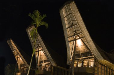 Gece geleneksel Toraja ev (tongkonan)