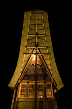 Gece geleneksel Toraja ev (tongkonan)