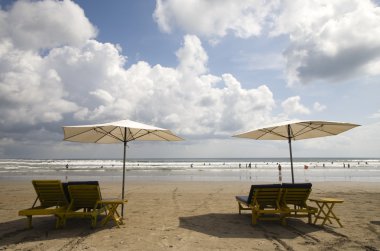 bali kuta plajda plaj sandalyeleri