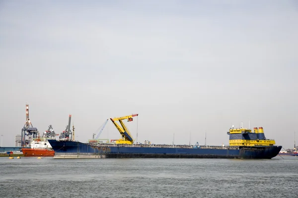 Bulkcarrier gelost in de haven van rotterdam — Stockfoto