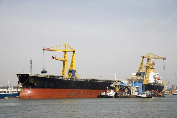 Scarico di navi portarinfuse nel porto di Rotterdam — Foto Stock