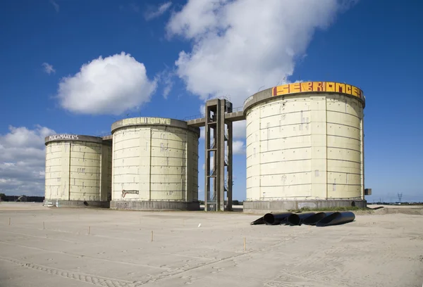 Silos de traitement des eaux usées dénudés à Amsterdam, Pays-Bas — Photo