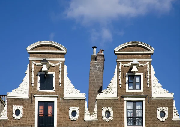 Fachada de casas del canal en Amsterdam, Países Bajos — Foto de Stock