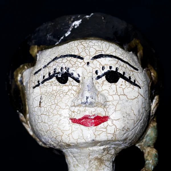 Marioneta indonesia antigua a la venta en una tienda de antigüedades — Foto de Stock