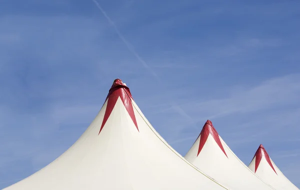 Parte superior roja y blanca de una carpa de circo —  Fotos de Stock