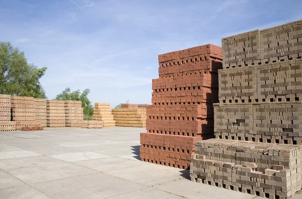 Tijolos empilhados em uma fábrica de tijolos — Fotografia de Stock