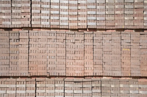 Στοιβάζονται τούβλα σε ένα εργοστάσιο τούβλων — Φωτογραφία Αρχείου